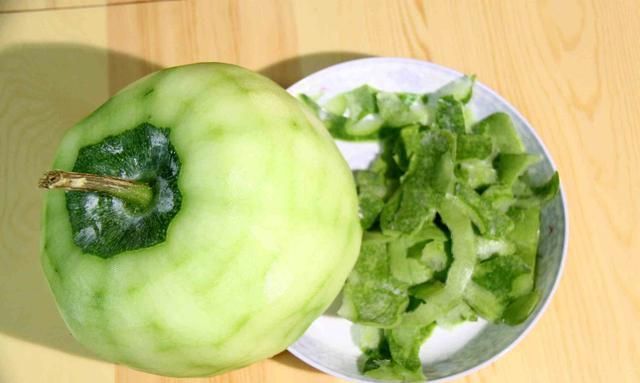 冬瓜皮在很多人的眼里如同垃圾一般，但其实他的作用于功效非常多