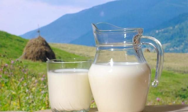 每天喝杯牛奶，是“营养佳品”还是“心血管祸根”？医生说出真相