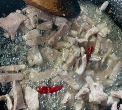 大厨教你这么做肉丝蒜薹，分分钟就可以学会