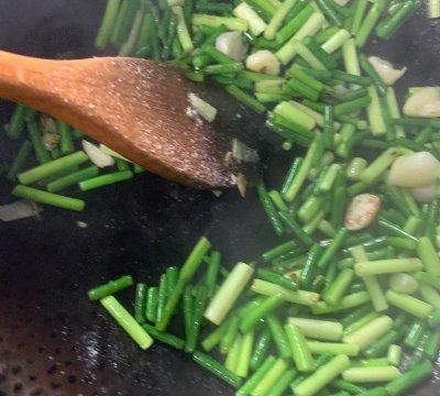 大厨教你这么做肉丝蒜薹，分分钟就可以学会