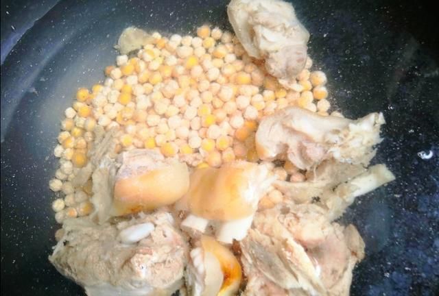 这食材煲猪蹄汤，汤色奶白蛋白质极高，全家老小宜常吃