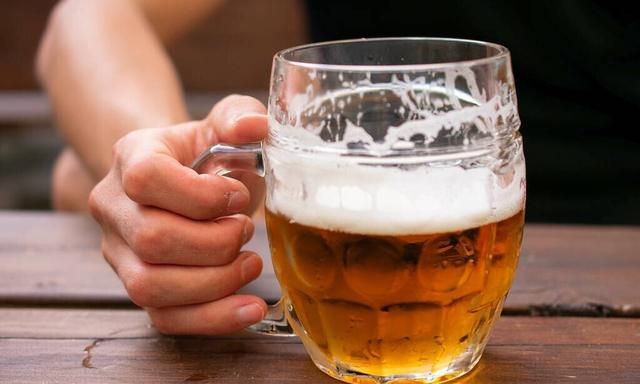 每天喝一瓶啤酒，身体会怎样？研究发现：可使大脑提前衰老两年