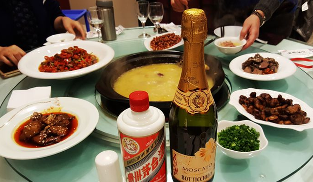 酒局老炮独门秘籍“白酒泡大蒜”，真能让酒变柔吗？老酒鬼有话说