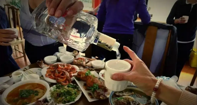 酒局老炮独门秘籍“白酒泡大蒜”，真能让酒变柔吗？老酒鬼有话说