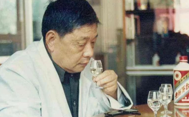 酒局老炮独门秘籍“白酒泡大蒜”，真能让酒变柔吗？老酒鬼有话说