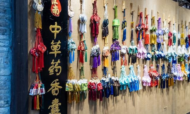 新冠病毒复袭凶，兰医芸香防疫毒