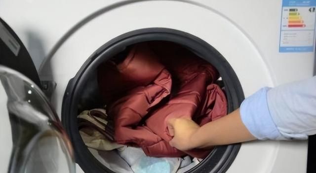 羽绒服不要干洗，教你正确的洗涤方法，让羽绒服变得像新买的一样
