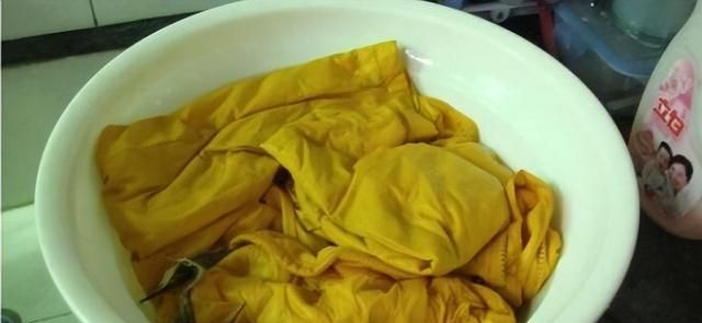 羽绒服不要干洗，教你正确的洗涤方法，让羽绒服变得像新买的一样