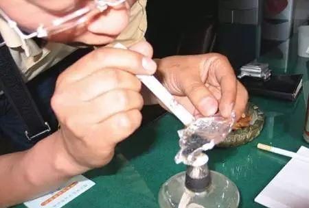 不喝咖啡也会咖啡因上瘾？一粒小药片断送了他的前程