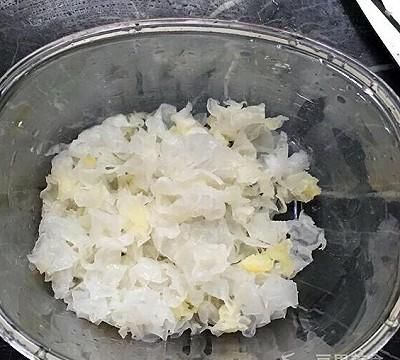 银耳红枣莲子汤的做法