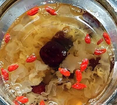 银耳红枣莲子汤的做法