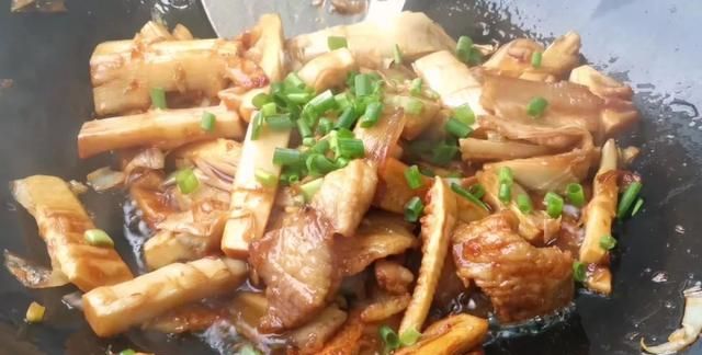 喉咙有痰咳不出，建议多吃3种食物，补气消痰、润肺止咳，气色好