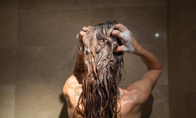 洗头的时候，疯狂掉头发怎么办？记住这5点