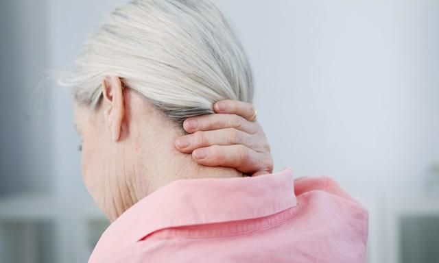 颈椎错位？轻则颈部酸痛、头疼，重则瘫痪，这该怎么办？