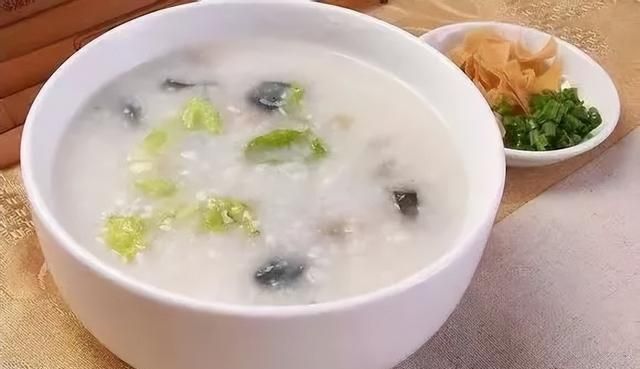 春季湿漉漉药食养生野菜——茵陈