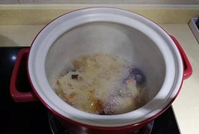 桃胶银耳牛奶炖，每周喝一碗皮肤水润润！过了30岁的女人要多吃！