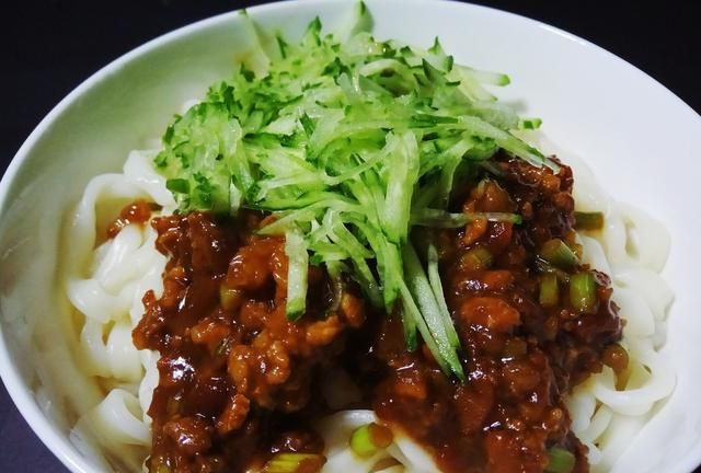 厨师长教你炸酱面的家常做法，简单易学、营养美味，天天吃都不腻
