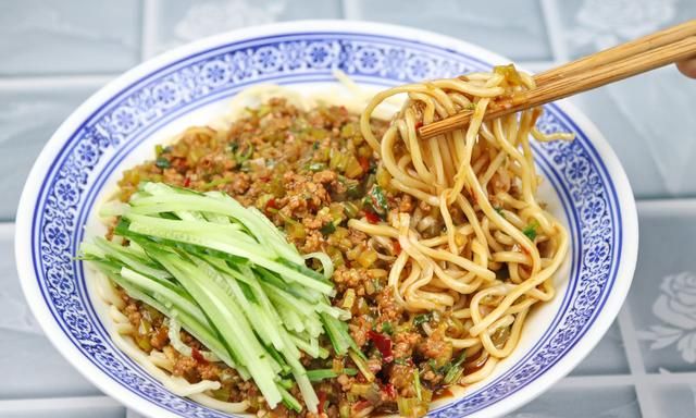 厨师长教你炸酱面的家常做法，简单易学、营养美味，天天吃都不腻