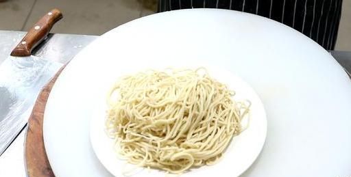厨师长教你炸酱面的家常做法，简单易学、营养美味，天天吃都不腻