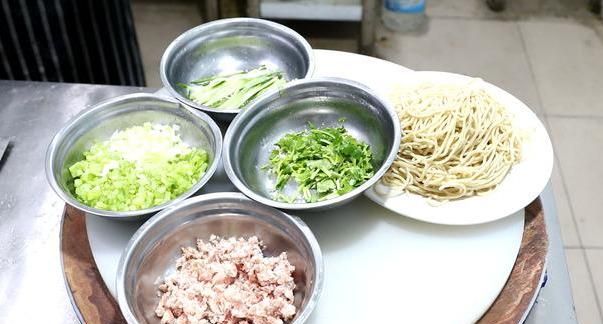 厨师长教你炸酱面的家常做法，简单易学、营养美味，天天吃都不腻