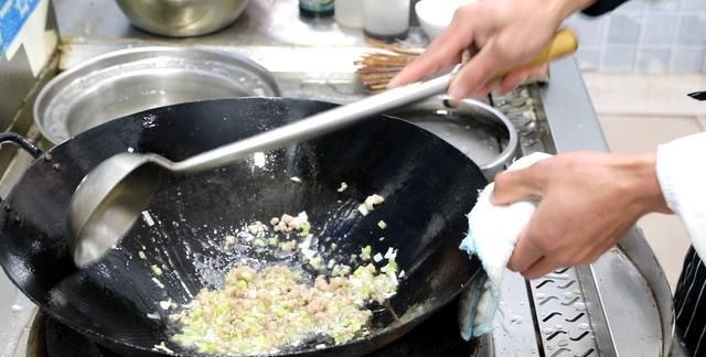 厨师长教你炸酱面的家常做法，简单易学、营养美味，天天吃都不腻