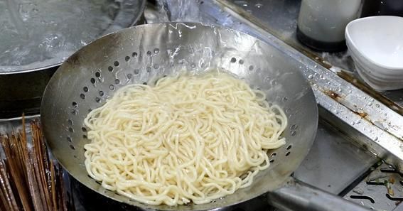 厨师长教你炸酱面的家常做法，简单易学、营养美味，天天吃都不腻