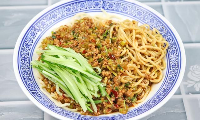 厨师长教你炸酱面的家常做法，简单易学、营养美味，天天吃都不腻