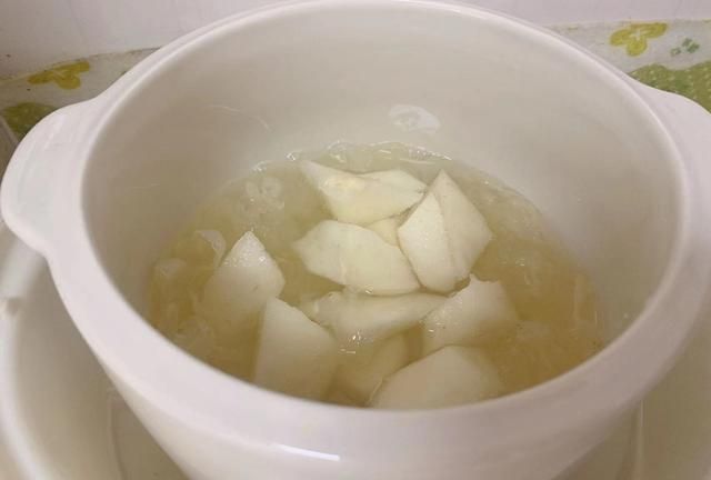 银耳+雪梨，润燥又化痰，特别适合气候干燥的春季
