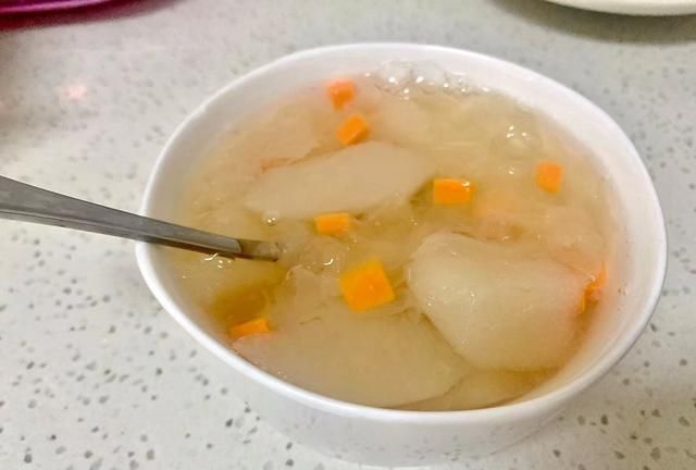 银耳+雪梨，润燥又化痰，特别适合气候干燥的春季