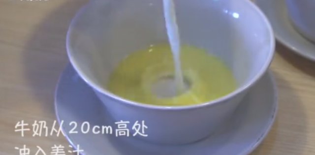 姜汁和牛奶的神奇结合——养颜美容的姜撞奶