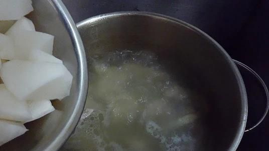 白萝卜排骨汤怎么做才好吃图10
