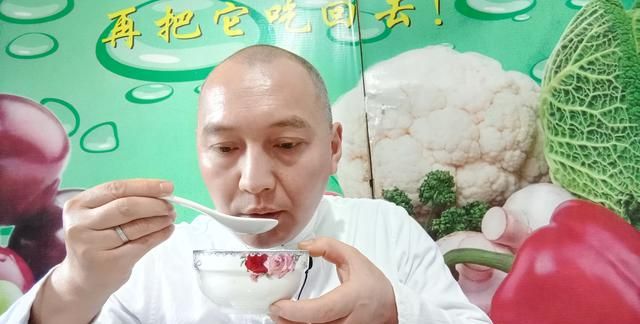 女人手脚冰冷气色差，乡下郎中教我一方法，花生加生姜煮水，真赞