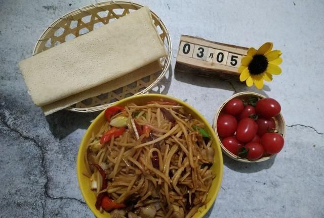 咸菜疙瘩丝怎么炒好吃(老北京炒咸菜疙瘩丝的做法)图1