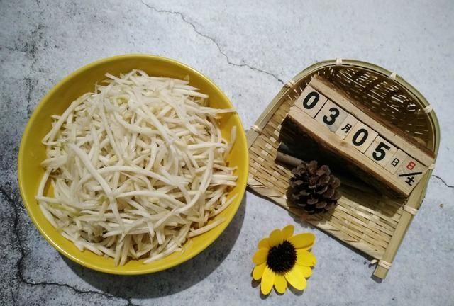 咸菜疙瘩丝怎么炒好吃(老北京炒咸菜疙瘩丝的做法)图3
