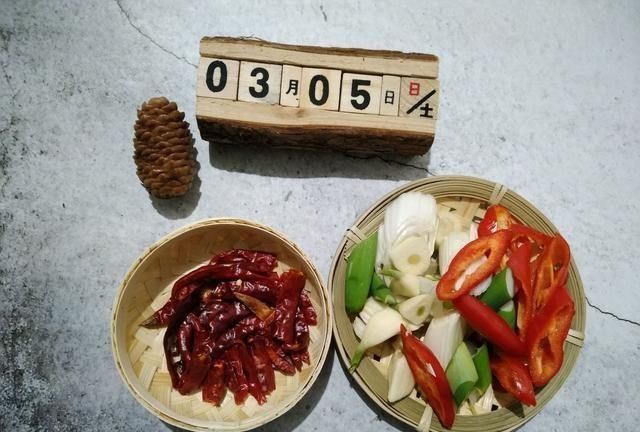 咸菜疙瘩丝怎么炒好吃(老北京炒咸菜疙瘩丝的做法)图4