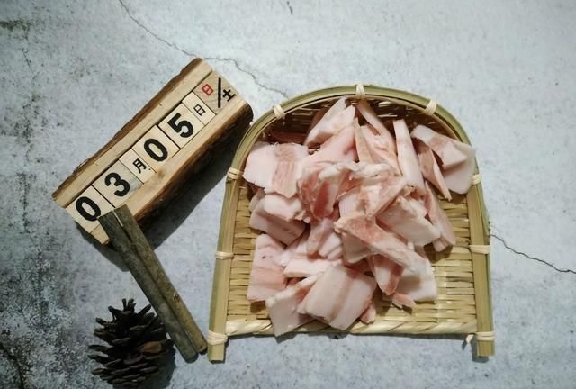 咸菜疙瘩丝怎么炒好吃(老北京炒咸菜疙瘩丝的做法)图5