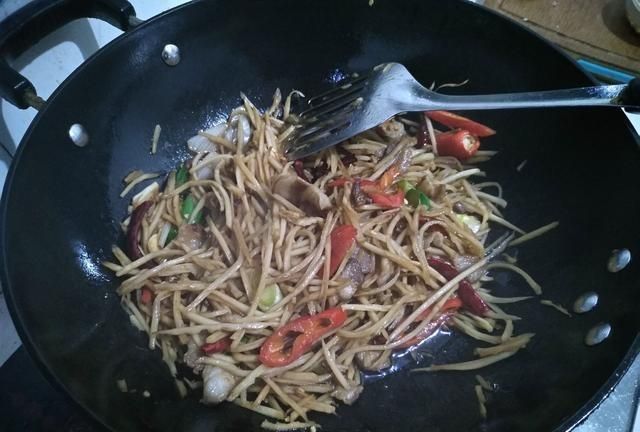 咸菜疙瘩丝怎么炒好吃(老北京炒咸菜疙瘩丝的做法)图7