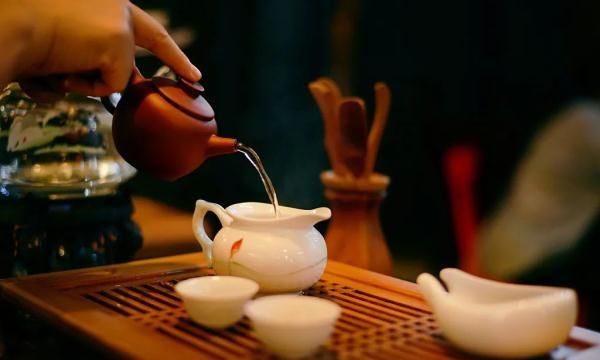长期喝白开水和长期喝茶，哪个更健康？