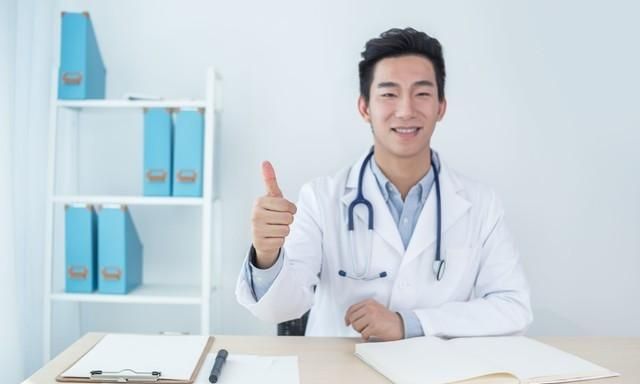 医嘱：不能吃鸡鸭鱼肉蛋水果蔬菜生冷。她问：还有东西吃吗？