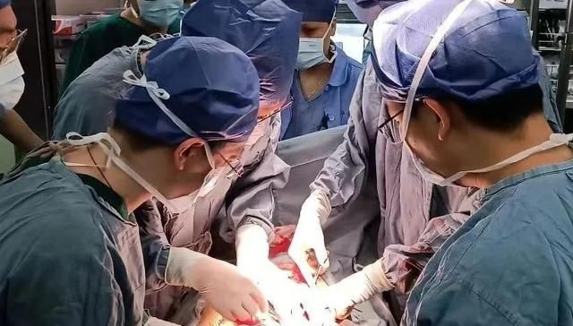 左肾肿瘤大小如同40码鞋！女大学生在新华“拆弹保肾”