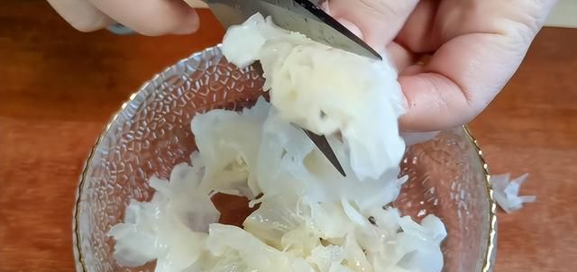 “刀片嗓”怎么办？建议：多吃这3种水果，止咳化痰，杀菌消肿！