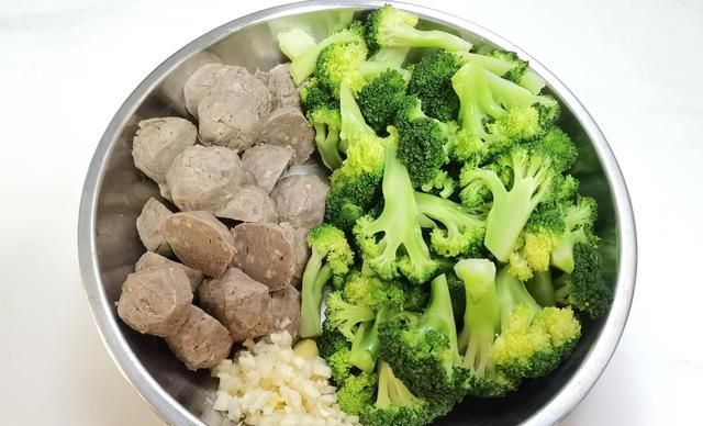 鲜人参煲老鸡，补中益气，补血活血，安神益智