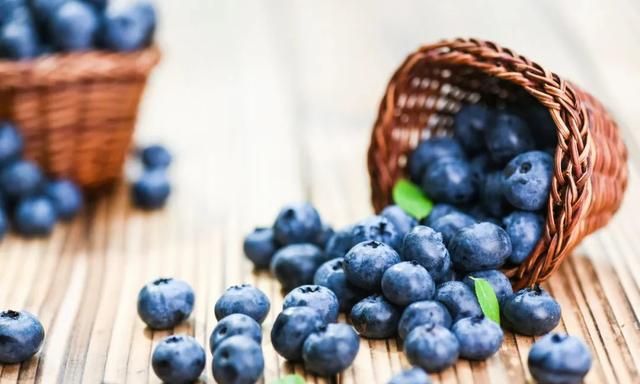 每天吃一盒蓝莓会发生什么？皮肤真的会变白？视力真的会变好？