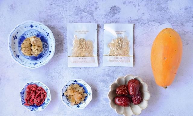 木瓜被誉为“百益果王”，常吃好处多，煲甜汤润肤去燥，营养滋补