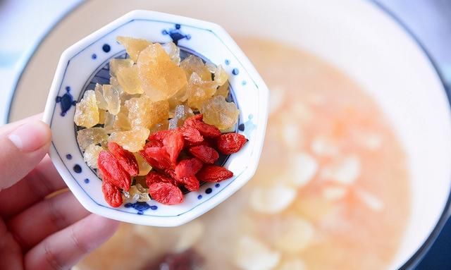 木瓜被誉为“百益果王”，常吃好处多，煲甜汤润肤去燥，营养滋补