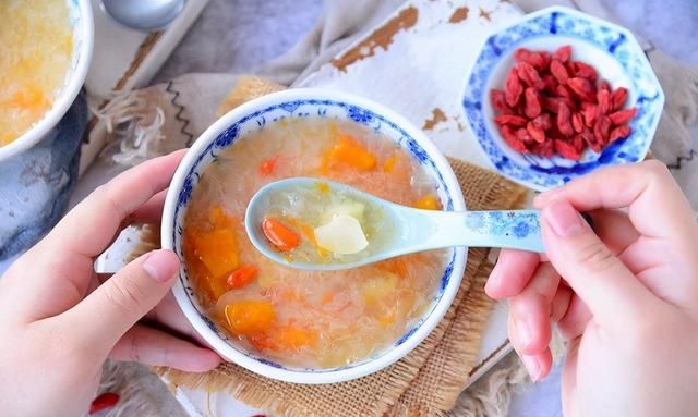 木瓜被誉为“百益果王”，常吃好处多，煲甜汤润肤去燥，营养滋补