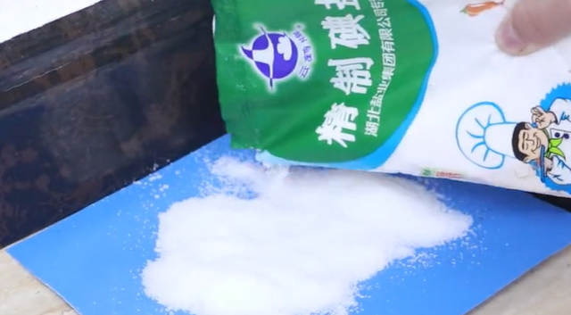 食盐倒在手上搓一搓真厉害，男人女人都喜欢，学会受用一生，学学