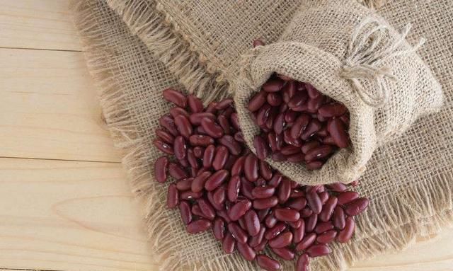 红豆身躯虽小，但营养却很丰富，坚持吃或能收获4大好处！