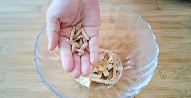 秋冬干燥孩子容易上火，口唇干燥，常煮这道玉竹汤，营养又滋润