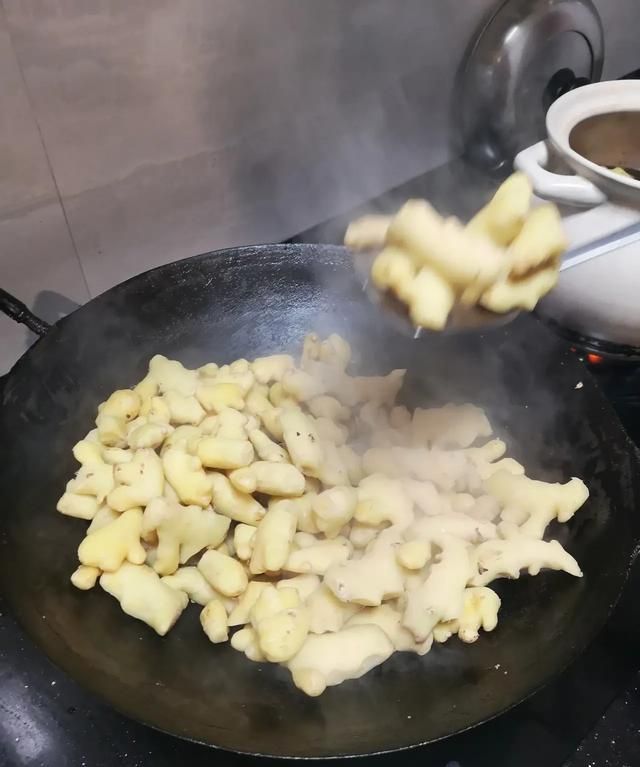 怎样煮鸡蛋猪脚姜汤图3